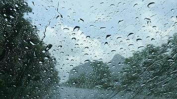 Regentropfen vor der Windschutzscheibe des Autos video