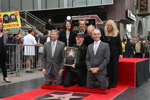 los angeles, 10 de diciembre - ron howard, funcionarios de la cámara, brian grazer, michael keaton en la estrella de ron howard en el paseo de la fama de hollywood en el hollywood blvd el 10 de diciembre de 2015 en los angeles, ca foto