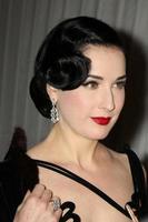 los angeles, 12 de noviembre - dita von teese llega a la gala de moca 2012 en moca el 12 de noviembre de 2011 en los angeles, ca foto