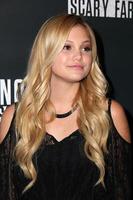 los angeles, 3 de octubre - olivia holt en la apertura vip de la celebridad de la granja de miedo de knott en la granja de bayas de knott el 3 de octubre de 2014 en buen park, ca foto