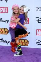 los angeles, 1 de octubre - mia talerico, mckenna grace en el evento vip disney halloween en la tienda emergente de productos de consumo de disney el 1 de octubre de 2014 en glendale, ca foto