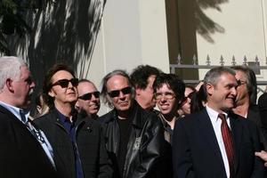 los angeles, 9 de febrero - paul mccartney, neil young en la ceremonia del paseo de la fama de hollywood para paul mccartney en el edificio capital records el 9 de febrero de 2012 en los angeles, ca foto