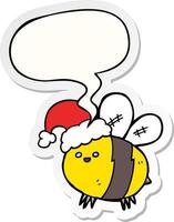 linda abeja de dibujos animados con sombrero de navidad y pegatina de burbuja de habla vector