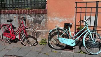 bicicletas antiguas en la acera de adoquines foto