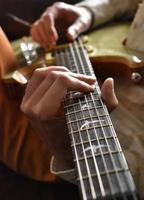 primer plano del hombre tocando la guitarra foto