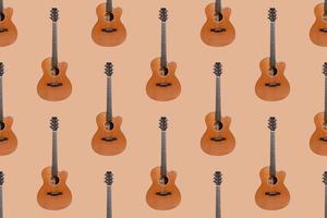 patrón sin costuras de textura de madera de la cubierta inferior de guitarra acústica de seis cuerdas sobre fondo naranja foto