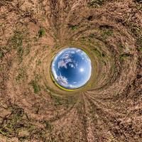 inversión de la transformación del pequeño planeta del panorama esférico 360 grados. vista aérea abstracta esférica en el campo con impresionantes nubes hermosas. curvatura del espacio. foto