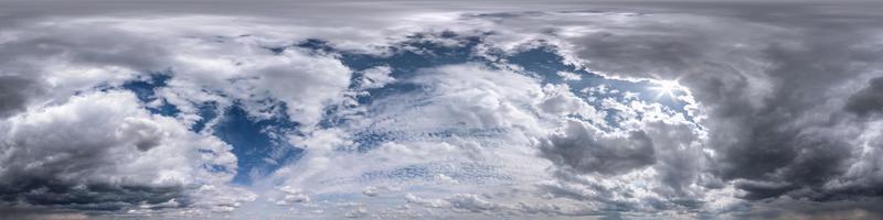 cielo azul con hermosas nubes oscuras antes de la tormenta. vista de ángulo de 360 grados de hdri sin costuras con cenit para usar en gráficos 3d o desarrollo de juegos como cúpula del cielo o editar toma de drones foto