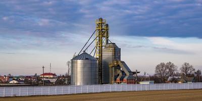 Elevador de granero de silos agrícolas en la planta de fabricación de procesamiento agrícola para el procesamiento, secado, limpieza y almacenamiento de productos agrícolas, harina, cereales y granos. foto