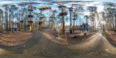 panorama hdri esférico completo vista angular de 360 grados en el parque de la selva en el centro de entretenimiento infantil en el bosque de pinos en proyección equirectangular. contenido de realidad virtual foto