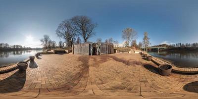 panorama esférico completo sin costuras vista de ángulo de 360 grados en la orilla del ancho río neman cerca del puente en la mañana soleada en proyección equirectangular, contenido de realidad virtual listo vr ar foto