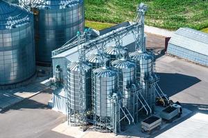 vista aérea sobre el elevador de granero de silos agrícolas en la planta de fabricación de procesamiento agrícola para el procesamiento de secado, limpieza y almacenamiento de productos agrícolas, harina, cereales y granos. foto