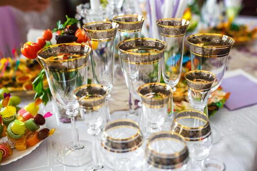 mesa de banquete servida con instrumentos y decorada con vasos foto