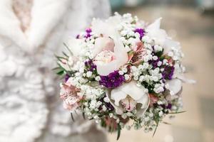 hermoso ramo de novia de invierno con orquídea y fresia eustoma violeta foto