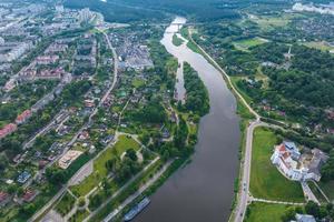 vista aérea desde gran altura sobre el río ancho y el enorme puente de la ciudad vieja foto