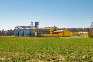 planta de agroprocesamiento para procesamiento y silos para secado, limpieza y almacenamiento de productos agrícolas, harina, cereales y granos. granja avícola foto