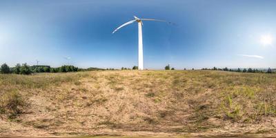 vista de ángulo de 360 grados de panorama hdri esférico completo sin costuras cerca de una enorme hélice de molino de viento en proyección equirectangular, contenido de realidad virtual vr ar. generación de energía eólica. pura energía verde. foto