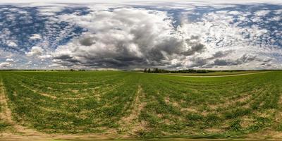 panorama hdri esférico completo sin costuras vista en ángulo de 360 grados entre campos en el día de verano con impresionantes nubes antes de la tormenta en proyección equirectangular, listo para contenido de realidad virtual vr ar foto