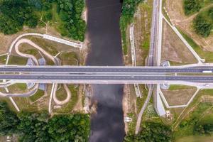 vista aérea de un enorme puente con una amplia carretera de varios carriles a través de un amplio río foto