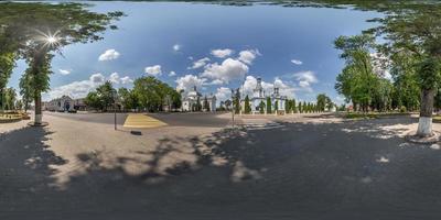 vista de ángulo de 360 grados de panorama hdri esférico completo en el parque cerca de la proyección esférica equirectangular de la iglesia con cenit y nadir. para contenido de realidad virtual foto