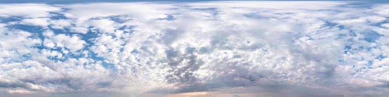 cielo azul con hermosas nubes impresionantes. vista de ángulo de 360 grados de hdri sin costuras con cenit para usar en gráficos 3d o desarrollo de juegos como cúpula del cielo o editar toma de drones foto