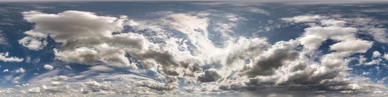 cielo azul con hermosas nubes oscuras antes de la tormenta. vista de ángulo de 360 grados de hdri sin costuras con cenit para usar en gráficos 3d o desarrollo de juegos como cúpula del cielo o editar toma de drones foto