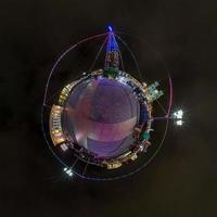 año nuevo pequeño planeta. Vista nocturna panorámica aérea esférica de 360 grados en una plaza festiva con un árbol de Navidad foto
