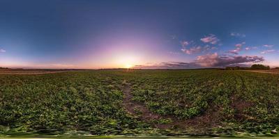 vista de ángulo de 360 grados de panorama hdri esférico completo sin costuras entre campos en la puesta de sol de la tarde de verano con nubes impresionantes en proyección equirectangular, listo para realidad virtual vr ar foto