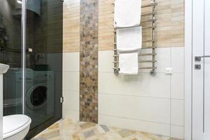 Minsk, Bielorrusia - WC y detalle de una cabina de ducha de esquina con accesorio de ducha de montaje en pared foto