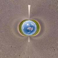 pequeña bola azul del planeta. inversión de la transformación del pequeño planeta del panorama esférico de 360 grados. vista aérea abstracta esférica. curvatura del espacio. foto