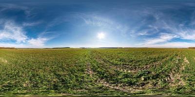 vista de ángulo de 360 grados de panorama hdri esférico completo sin costuras entre campos en un día soleado de otoño con impresionantes nubes en proyección equirectangular con cenit y nadir, listo para realidad virtual vr ar foto