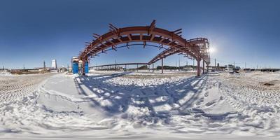 Vista panorámica completa de 360 ángulos en el campo de nieve invernal Lugar de construcción de una planta minera en proyección esférica equidistante equirectangular, contenido vr foto