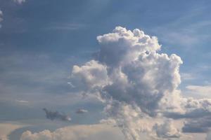 panorama de cielo azul con hermosas nubes. uso para el reemplazo del cielo foto