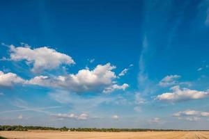 panorama del cielo azul con hermosas nubes blancas naturales al atardecer foto