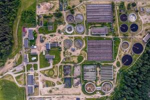 vista aérea moderna planta de tratamiento de aguas residuales de la ciudad foto