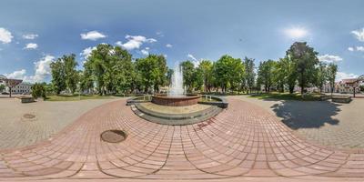 vista de ángulo de 360 grados de panorama hdri esférico completo en el parque cerca de la fuente proyección esférica equirectangular con cenit y nadir. para contenido de realidad virtual foto