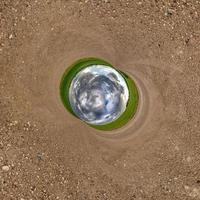 inversión de la transformación del pequeño planeta azul del panorama esférico de 360 grados. vista aérea abstracta esférica en la carretera con impresionantes nubes hermosas. curvatura del espacio. foto