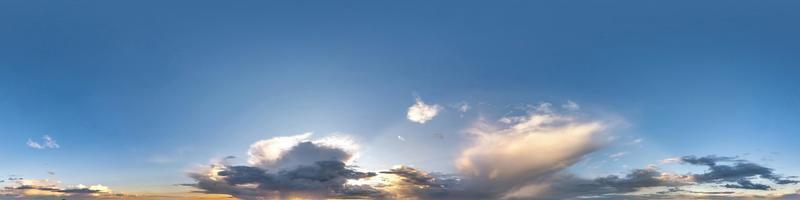 cielo azul de la tarde con hermosas nubes esponjosas sin suelo antes de la tormenta. vista de ángulo de 360 grados panorámica hdri perfecta para usar en gráficos 3d o desarrollo de juegos como cúpula del cielo o editar toma de drones foto