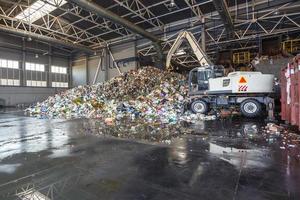 balas de plástico en la planta de procesamiento de residuos. recolección de basura por separado. reciclaje y almacenamiento de residuos para su posterior eliminación. negocio de clasificación y tratamiento de residuos. foto