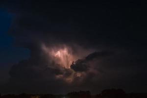 relámpago sobre un fondo nublado pesado trayendo rayos de trueno foto