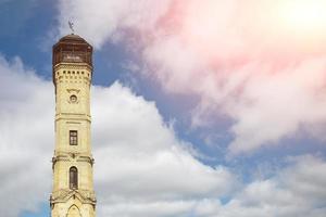 edificios históricos de la torre de vigilancia contra incendios en grodno, bielorrusia durante el día del sol con hermosas nubes foto