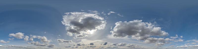 panorama de cielo azul hdri 360 con hermosas nubes blancas en proyección transparente con cenit para uso en gráficos 3d o desarrollo de juegos como cúpula del cielo o edición de drones para reemplazo del cielo foto