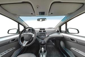 panorama en el interior del salón de prestigio coche moderno ravon r2 fondo blanco. foto