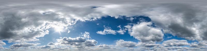 cielo azul con hermosas nubes. vista de ángulo de 360 grados de hdri sin costuras con cenit para usar en gráficos 3d o desarrollo de juegos como cúpula del cielo o editar toma de drones foto