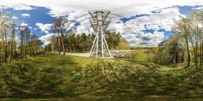 Panorama esférico completo sin costuras Vista de 360 grados de ángulo cerca del soporte del puente de madera de suspensión peatonal en el bosque cerca del río en un día soleado en proyección equirectangular. skybox para contenido vr ar foto