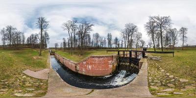 Vista panorámica de 360 ángulos cerca del canal para pasar embarcaciones a diferentes niveles de agua. construcción de esclusa de bloqueo de puerta de enlace en el río. Panorama esférico completo de 360 grados sin fisuras en proyección equirectangular foto