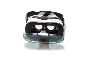 dispositivo para ver películas para viajes y entretenimiento en el espacio 3d. vr ar 360 gafas de realidad virtual cartón para teléfono móvil aislado sobre fondo blanco. foto
