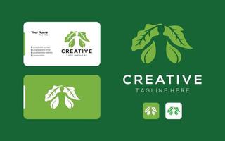 naturaleza de yoga creativa con espacio negativo de personas en el diseño del logotipo de la hoja para su empresa vector