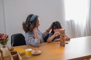 juegos de abuela y nieta. Rompecabezas de bloques para desarrollar habilidades para la nieta y como actividad navideña. foto