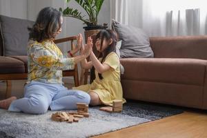 juegos de abuela y nieta. Rompecabezas de bloques para desarrollar habilidades para la nieta y como actividad navideña. foto